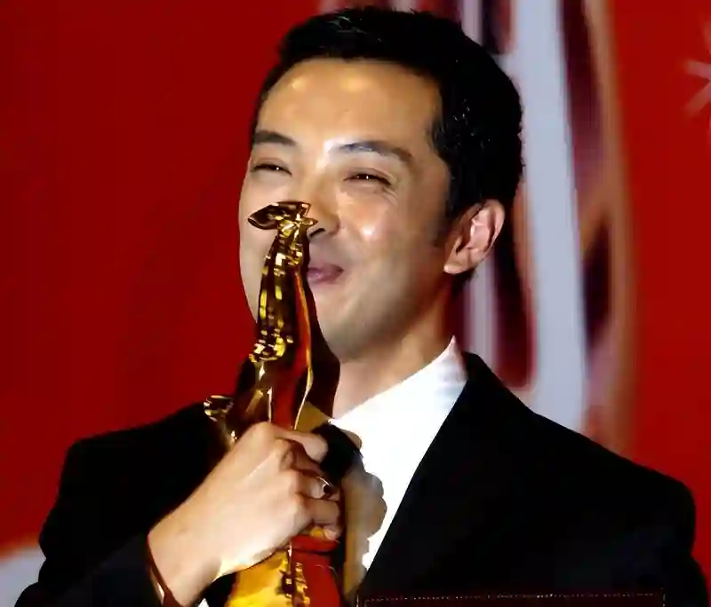 饶敏莉：17岁登上春晚，当老师“包养”影帝12年，如今却选择离婚