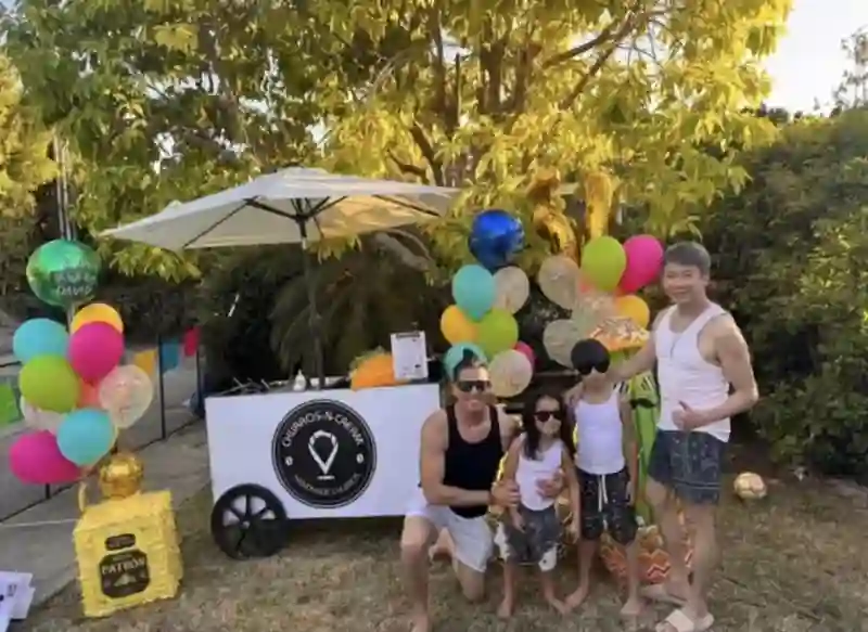 56岁陶喆在美国庆生，脸上胶质感很重认不出，小18岁老婆又美又嫩