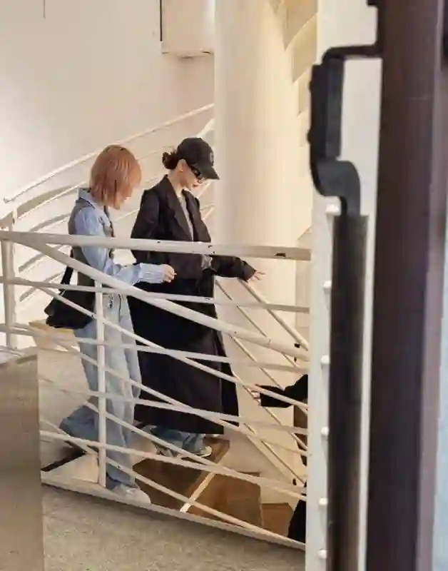 戚薇带儿女逛潮牌店，2岁儿子跟李承铉留同款发型，一家都好会穿