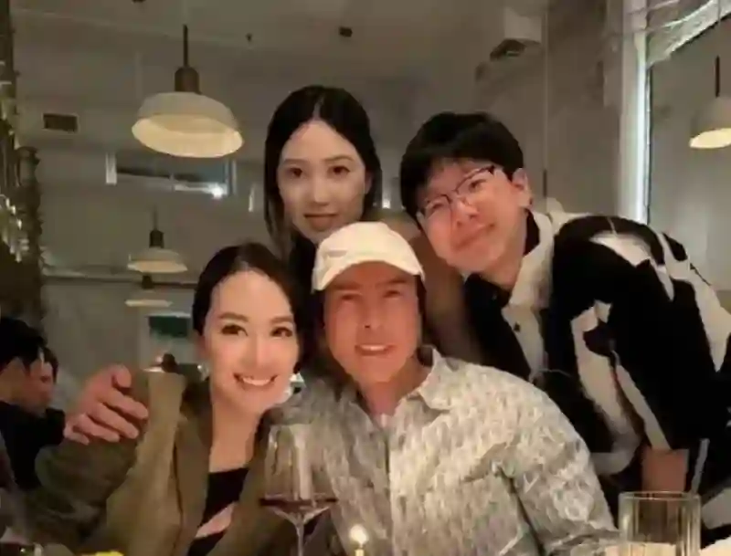 甄子丹妻子女儿拍时尚大片！大秀1米8好身材，21岁甄济如长腿抢镜