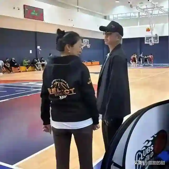 45岁邓超断崖式衰老，满头白发！孙俪笑他活成了艺术大师！