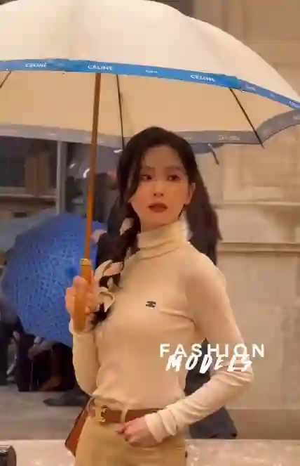 巴黎时装周：刘诗诗美貌满分，秀智甜如初恋，金泰亨朴宝剑互动有爱