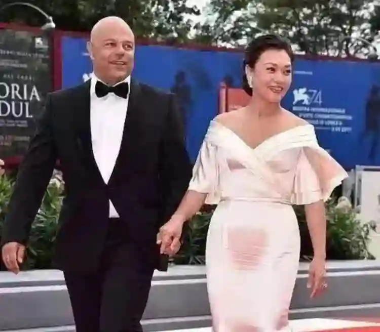 史可瑞士近照曝光！60岁住豪宅气质惊艳，混血儿子帅到炸裂