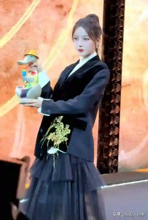 上海这天，张嘉益沧桑，热巴嫩态十足，秦海璐似大妈，张萌穿搭太敢