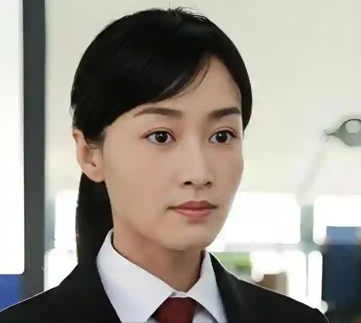 她24岁主持春晚，传两个男人为她离婚，如今49岁被宠成了公主