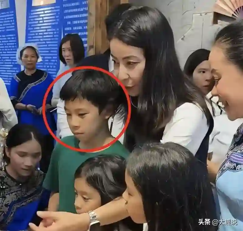 郭晶晶儿子罕见露脸，被夸外国帅哥范儿，跟妹妹三人共用一张脸
