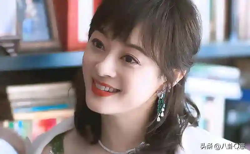 一脸凶相的孙俪能算大美女吗？看看她与杨幂、周迅的合照就明白了