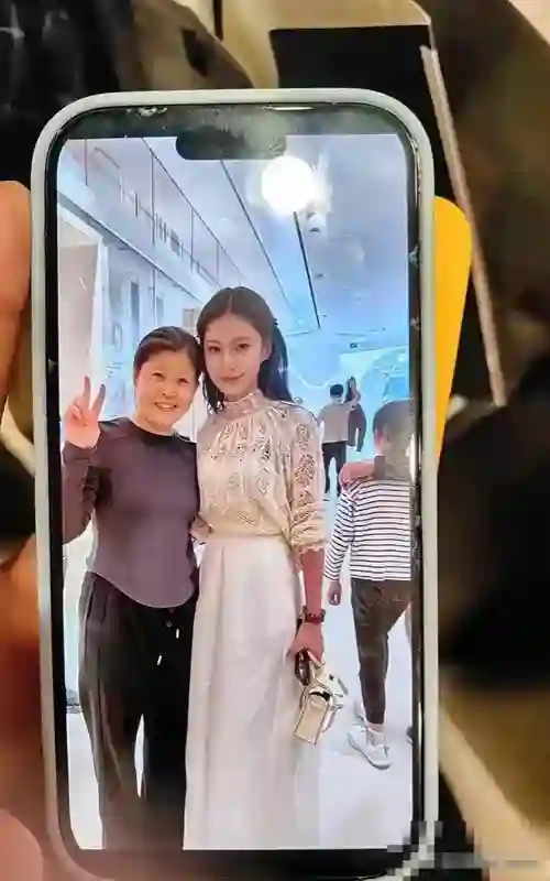 汪小菲一家北京团聚！张兰紧搂小玥儿笑开了花