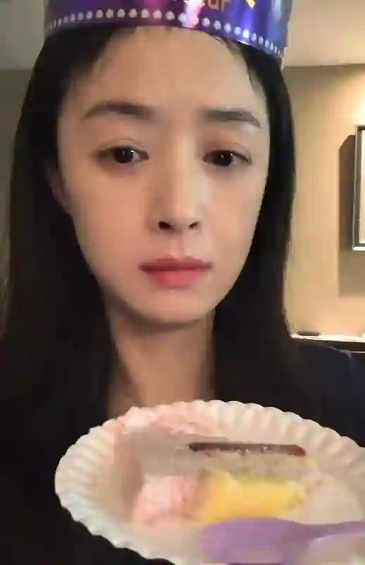 蒋欣晒生日惊喜，俏皮唱生日歌像20岁女孩，被限制吃蛋糕秒变哭脸