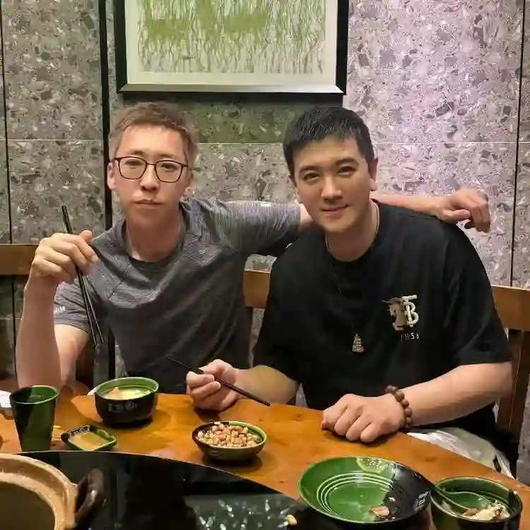 黄圣依菜市场被偶遇，离婚后容光焕发又嫩了，一身紫裙卷发好时尚