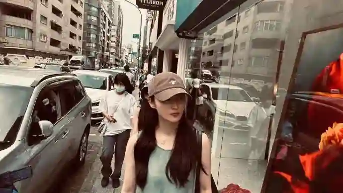 久未露面的蒋勤勤又美上热搜！网友：这是满50岁减30？