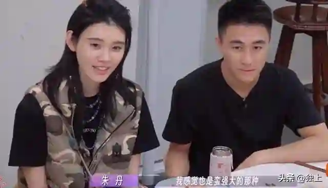 朱丹讲：姐姐搂弟弟像妈妈抱儿子，有谁注意何猷君？不留一点情面