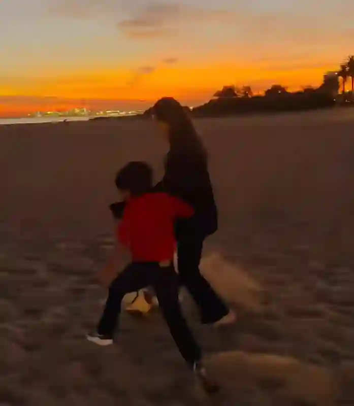 周杰伦晒昆凌母子踢球，直言老婆球技碾压自己
