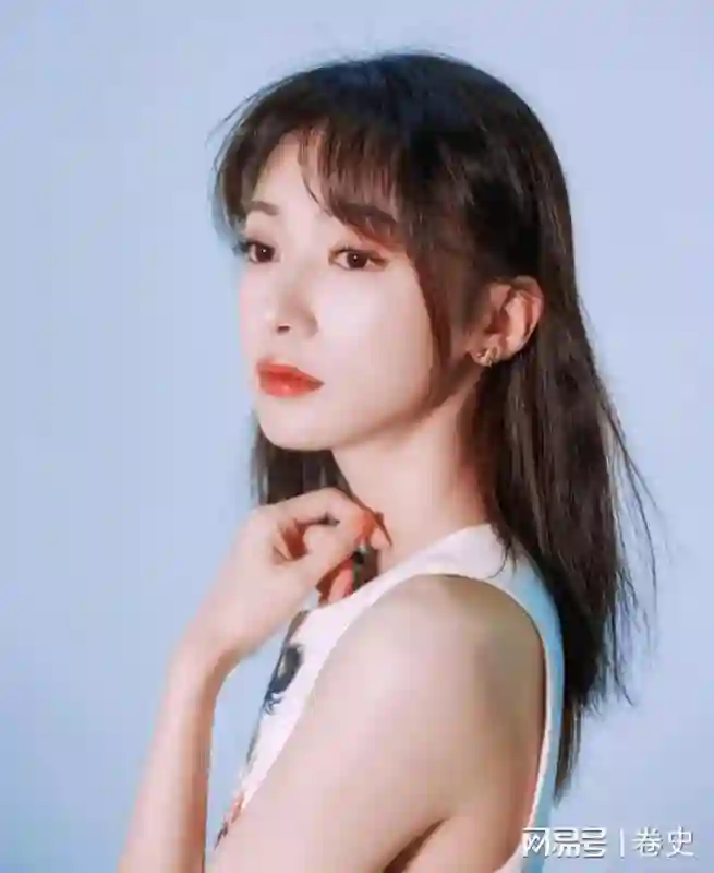 仅仅2个月像换了个人，产后复出的吴谨言，终究是走了杨幂的老路
