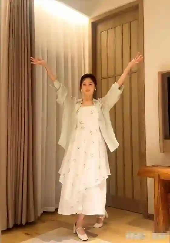 郑恺夫妇买珠宝被偶遇，苗苗穿大码短袖遮身材，外八严重像怀4胎