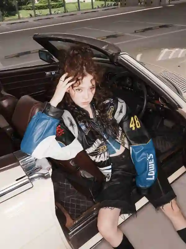 欧阳娜娜机车外套配短裤！卷毛造型又酷又飒超吸睛