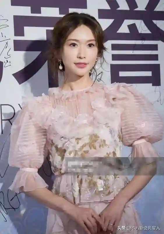 北影节红毯林志玲脸僵眼睛小，孙俪土气金晨灵动，杨紫打了翻身仗