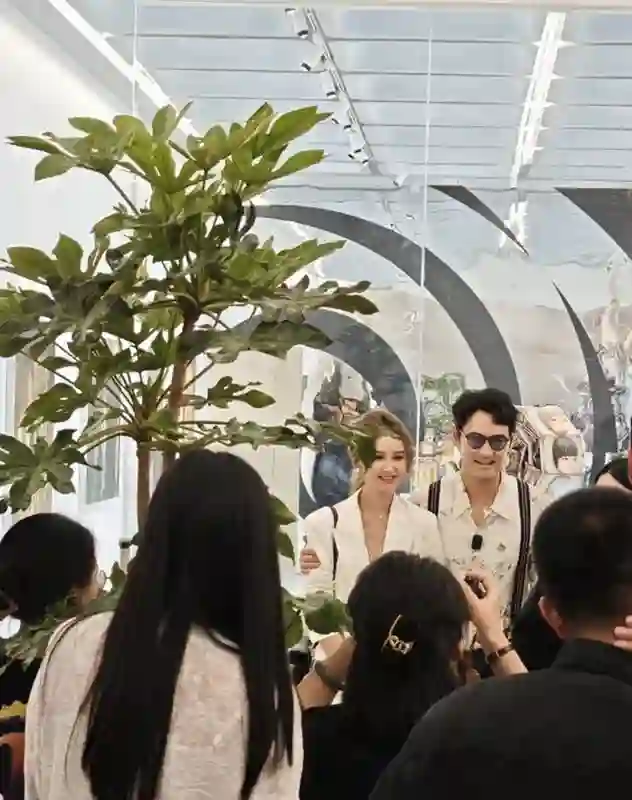 张歆艺袁弘一家看展，婆婆帮带娃真幸福，6岁儿子瘦高个颜值好高