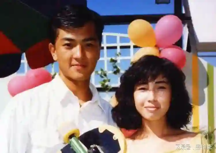 至今大龄未婚的12位主持人，个个才华横溢红极一时，哪位最可惜