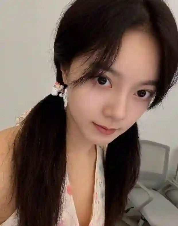 赵今麦双马尾搭配挂脖碎花上衣，活泼少女感溢出屏幕