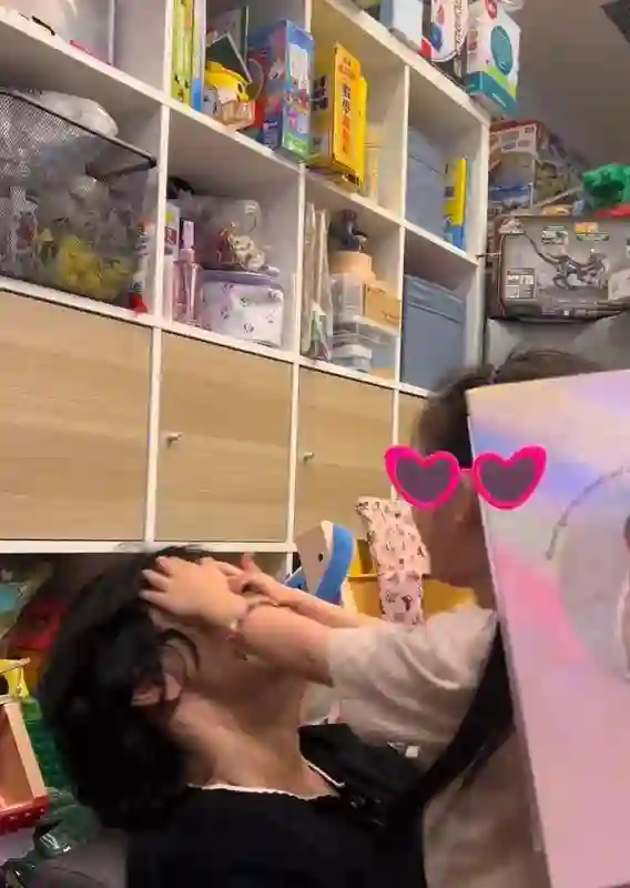 向佐端午节晒女儿，胡子拉碴像流浪汉，撞脸广西偷电瓶网红