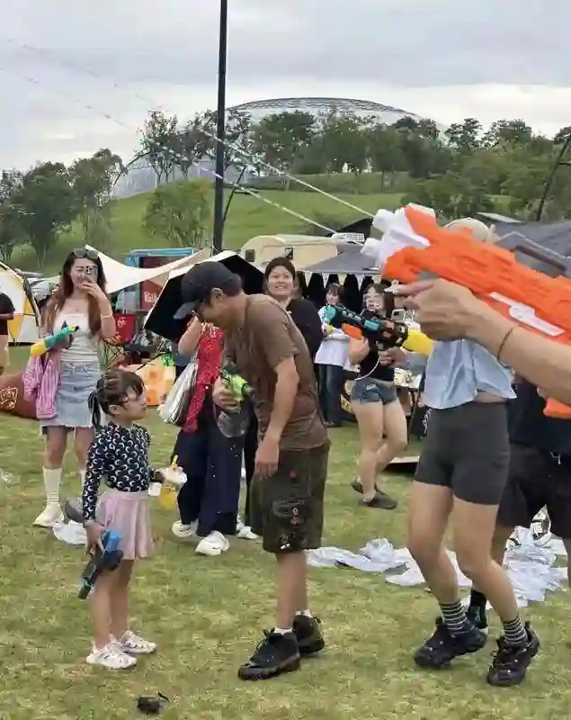 奚梦瑶何猷君带娃过六一！全家打扮低调游港迪，6岁儿子身高优越