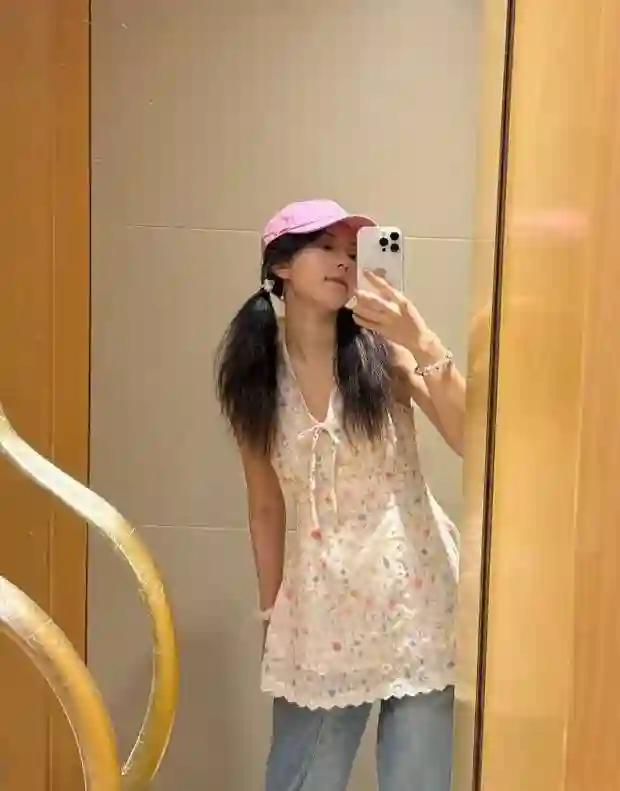 赵今麦双马尾搭配挂脖碎花上衣，活泼少女感溢出屏幕