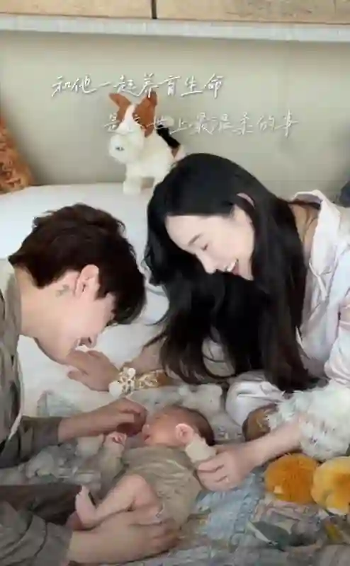 张檬产后35天参加婚礼，哺乳期没化妆，儿子交给俩护士照顾很省心