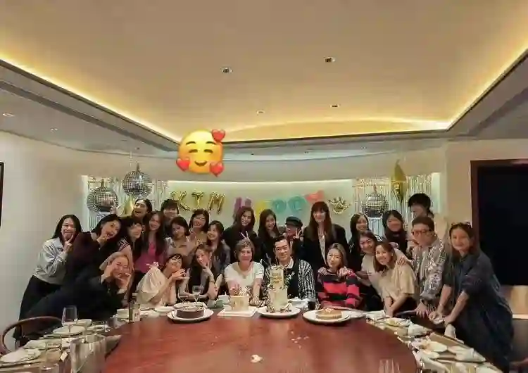 杨颖被经纪人当街训骂照曝光！自费租房面试找工作，吃地摊无人识