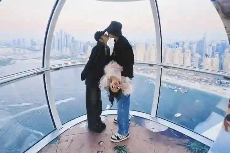 张若昀一家在伦敦过六一被偶遇，唐艺昕气质卓绝，女儿甜美又可爱