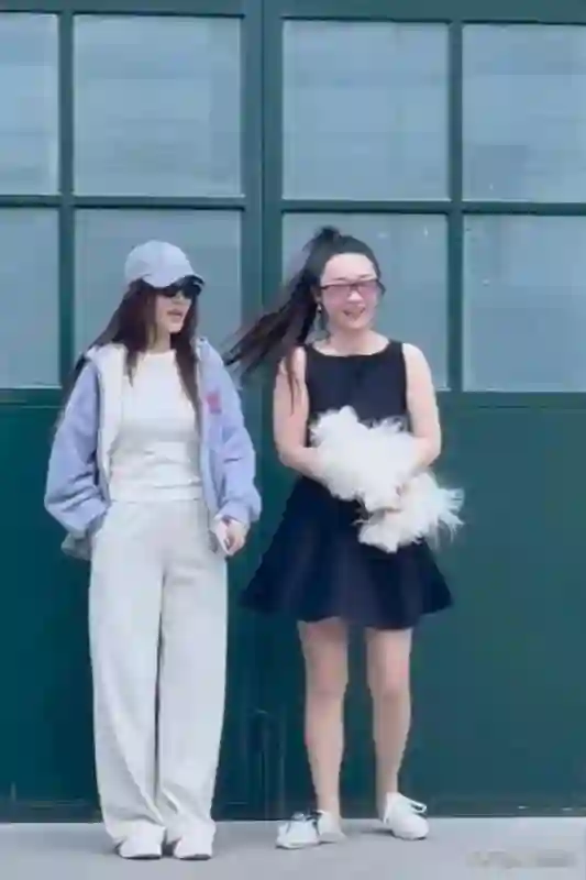 李小璐霍思燕两家同游，霍思燕植发没了发际线，贾乃亮躲得远远的