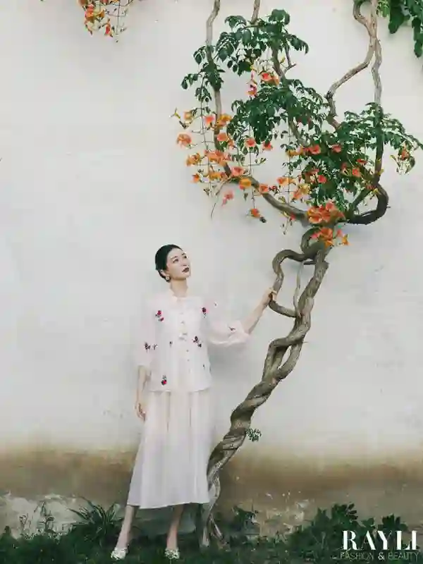 江疏影登杂志穿中式绣花裙，东方韵味尽显其中