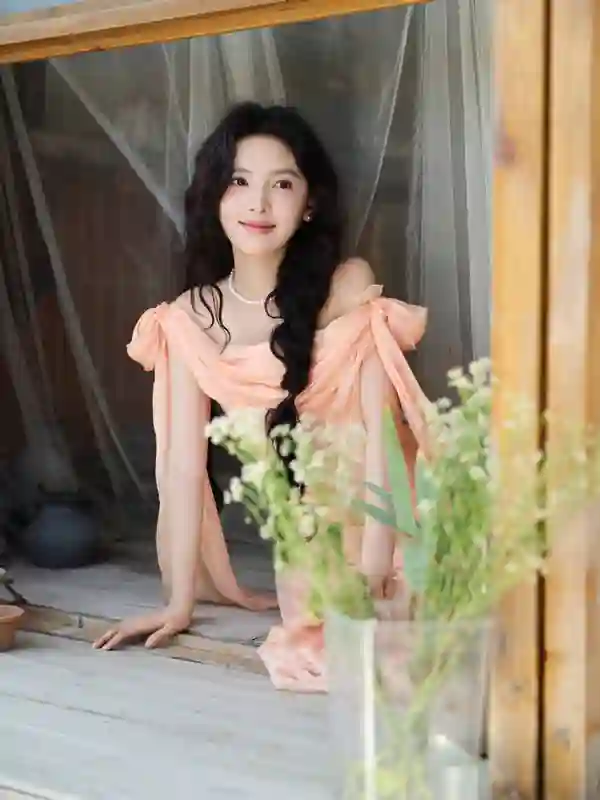 章若楠解锁果汁少女造型！双麻花辫搭温柔笑眼清纯感溢出屏幕