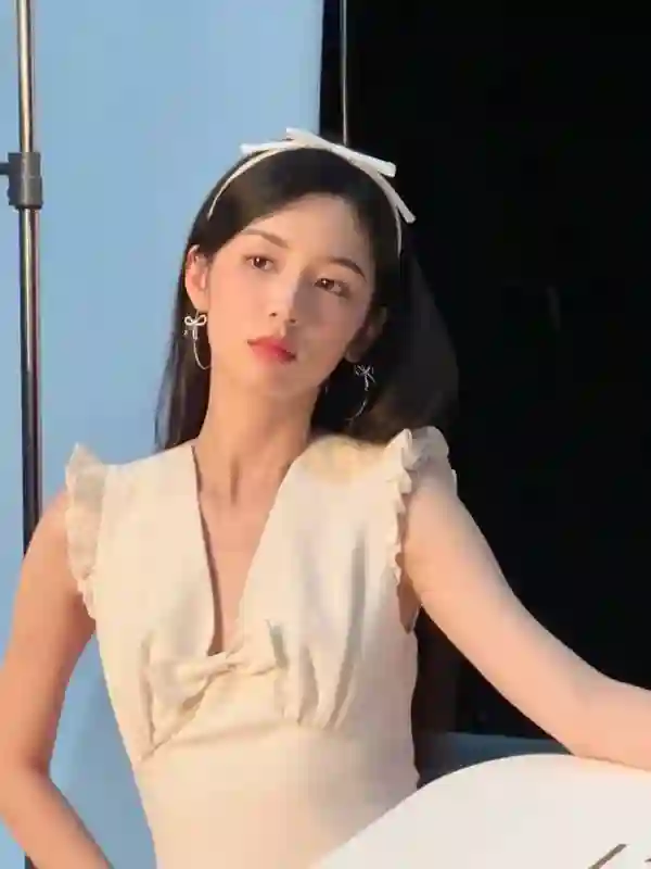 周也晒蝴蝶结写真 黑发粉唇演绎少女浪漫感