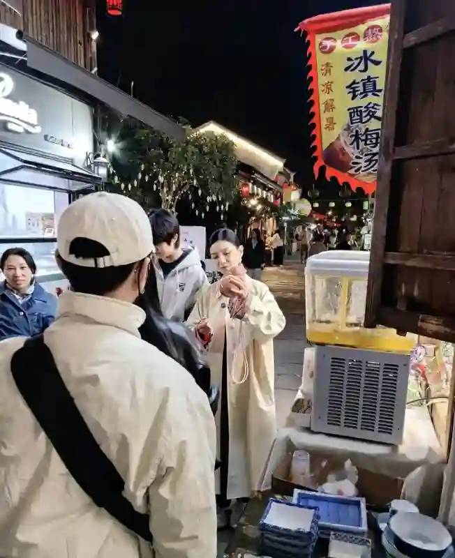 49岁胡可现身杭州，带儿子逛夜市，14岁安吉帅气高挑