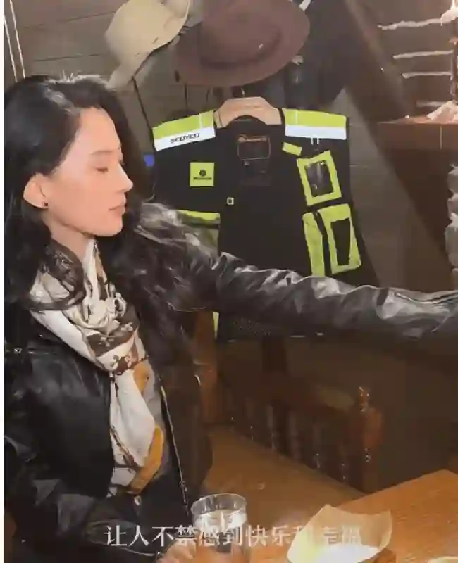 34岁森林北街头被偶遇，黑皮衣混搭大妈丝巾仍然很美，给流浪猫喂食贴心温柔