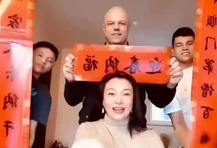 史可瑞士近照曝光！60岁住豪宅气质惊艳，混血儿子帅到炸裂