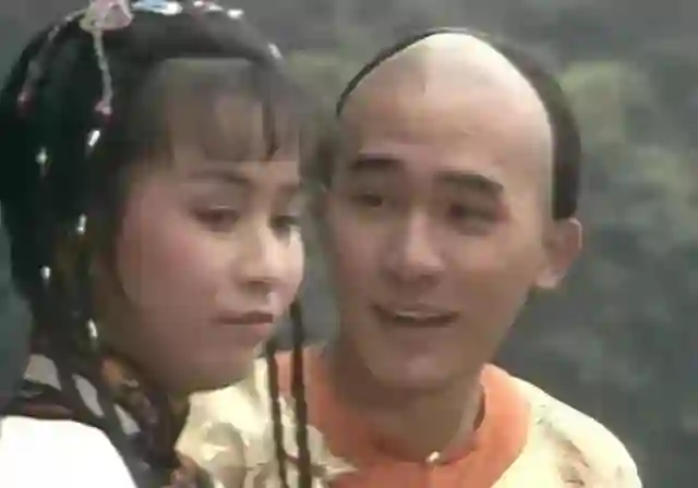 59岁刘嘉玲为70岁杜琪峰庆生！怎么那么喜欢穿丑裙子？短款也难看