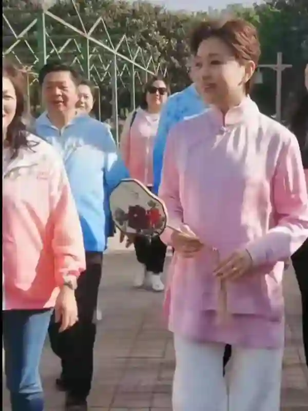 56岁杨澜素颜赏花照曝光，真实状态引全网热议