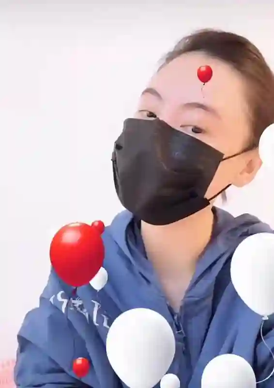 张柏芝为经纪人庆生，送了一车的花与礼物，两人合作25年情如姐妹