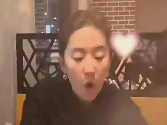 刘亦菲素颜聚会，夹菜瞬间曝光，网友们都惊呆了！