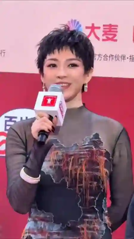 章子怡参加电影节造型翻车，短发显老体态还有姨味，太没气质！