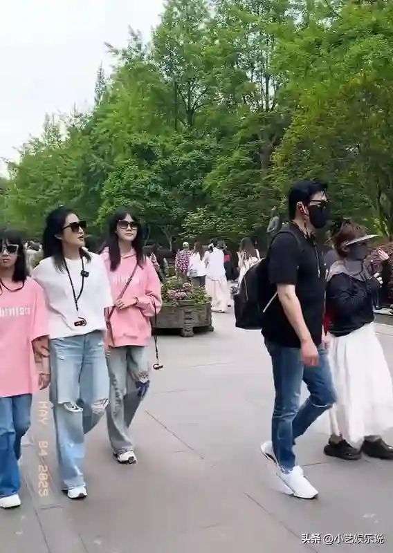 陆毅鲍蕾一家四口甜蜜出游，两个宝贝女儿颜值爆表，太可爱了