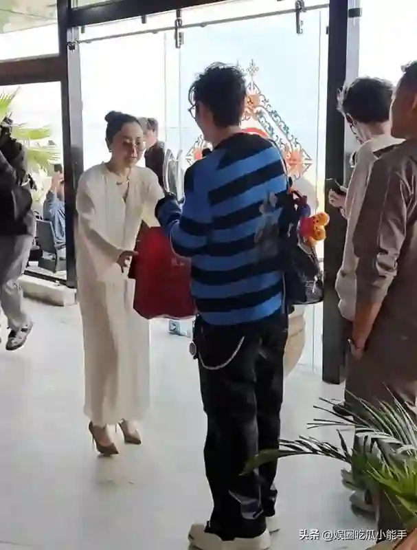 中餐厅9路透，黄晓明条纹衫厚底鞋打扮帅气，被吐槽是老人装年轻