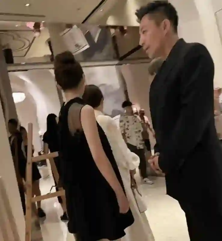 马筱梅带汪小菲参加表妹婚礼，夫妻俩热情敬酒成全场焦点，风头都盖过新人了