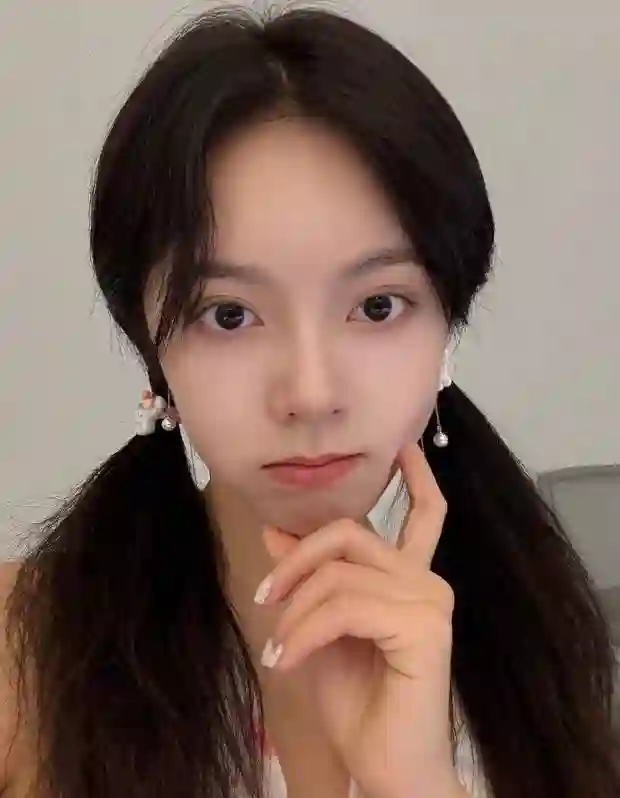 赵今麦双马尾搭配挂脖碎花上衣，活泼少女感溢出屏幕