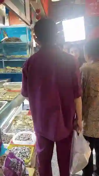 黄圣依菜市场被偶遇，离婚后容光焕发又嫩了，一身紫裙卷发好时尚