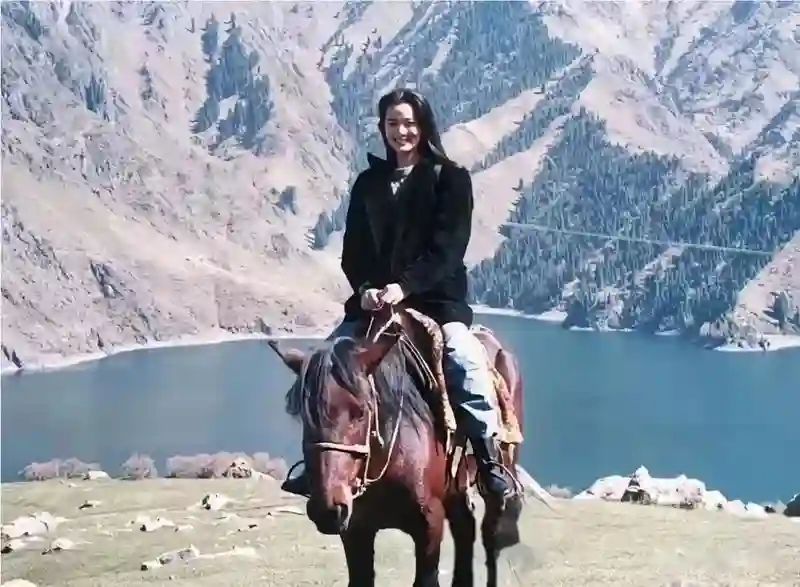 王菲也没想到，自己抛弃的前男友栾树，如今在咏梅手里闪闪发光