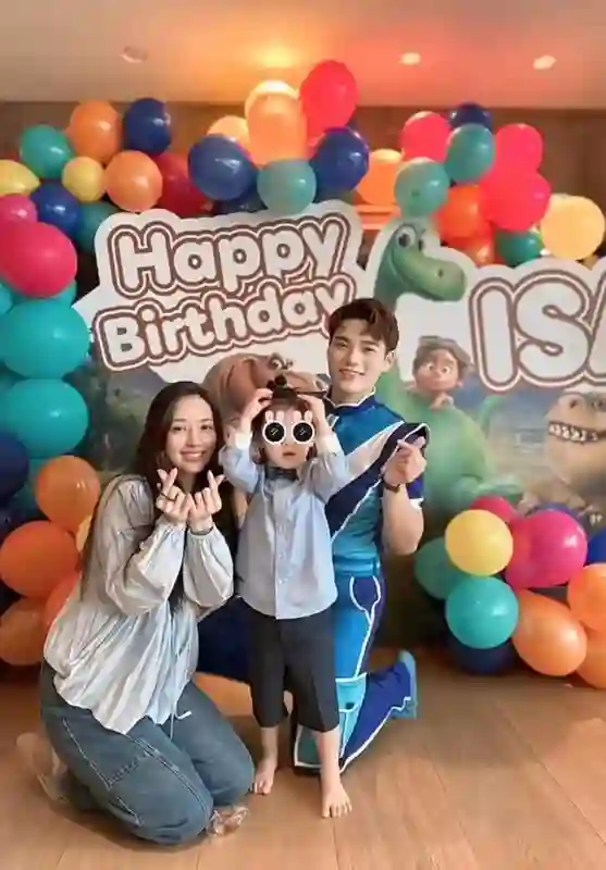 郭碧婷给儿子过三岁生日，小向笙留长发像向佐，生日待遇不如姐姐