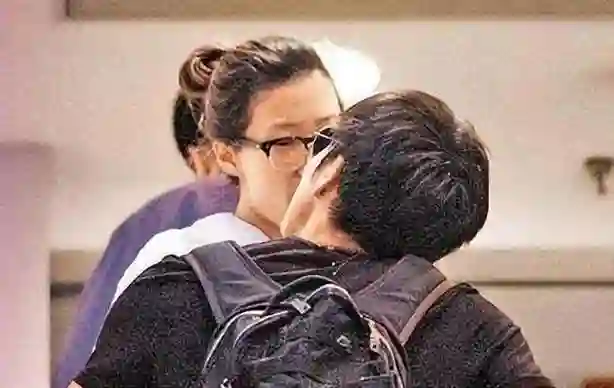 她曾一年更换7任男友，肆意妄为未婚生女，如今四十二岁无人敢娶